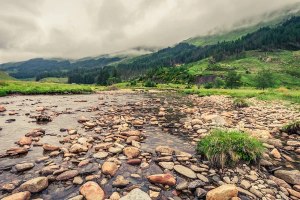 Μικρό Ποτάμι Και Στο Βουνό Μια Ομιχλώδη Ημέρα Σκωτία — Φωτογραφία Αρχείου