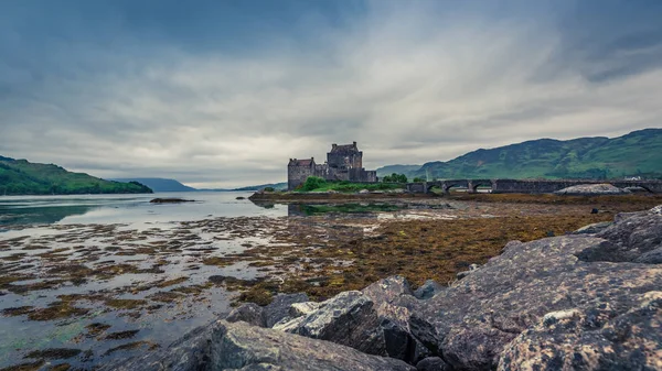 Συννεφιασμένη Ημέρα Πάνω Από Loch Μια Eilean Donan Κάστρο Σκωτία — Φωτογραφία Αρχείου