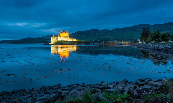 Ohromující Světelné Eilean Donan Castle Soumraku Skotsku — Stock fotografie