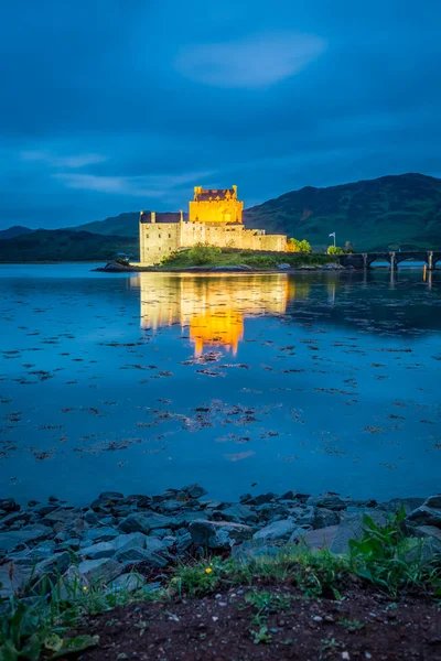 Iluminado Eilean Donan Castle Após Pôr Sol Escócia — Fotografia de Stock