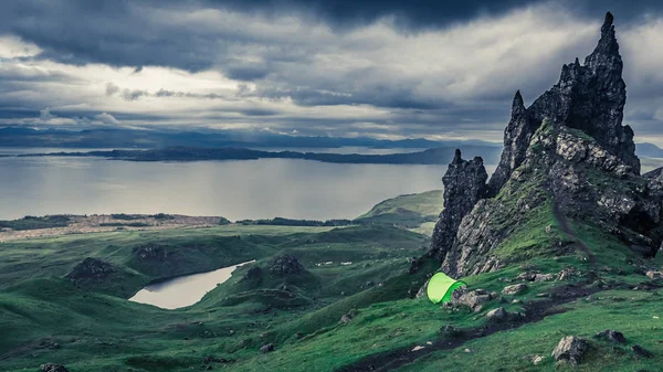 Yaşlı Adam Storr Skoçya Nın Çadırda Üzerinde Yağmurlu Bulutlar — Stok fotoğraf