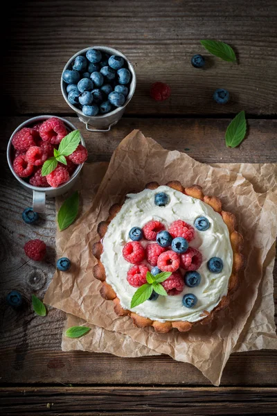 Süße Und Cremige Torte Mit Beeren Mascarpone Und Minze — Stockfoto