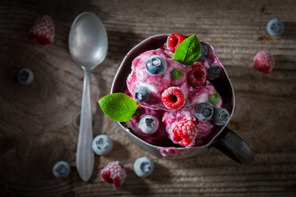 Vista Dall Alto Del Gelato Con Bacche Fresche — Foto Stock