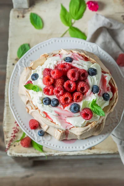 Hausgemachtes Pavlova Dessert Mit Himbeeren Baiser Und Himbeermousse — Stockfoto