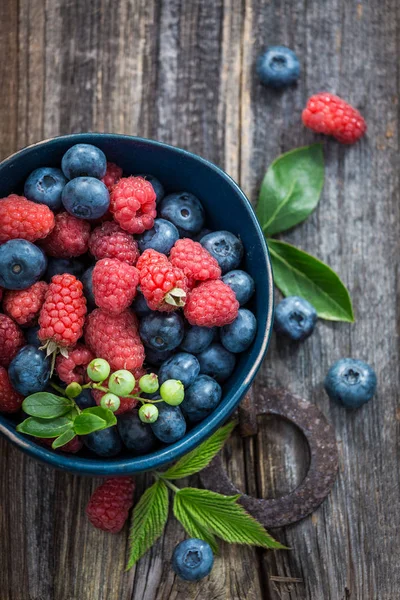 Frische Blaubeeren Und Himbeeren Dunkelblauer Schale — Stockfoto