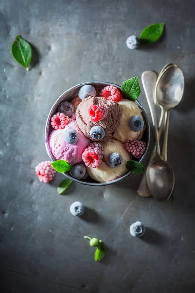 Yapımı Lezzetli Meyve Süt Dondurma — Stok fotoğraf
