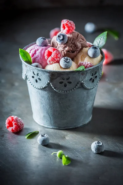 Cold Ice Cream Fresh Blueberries Raspberries — Stock Photo, Image