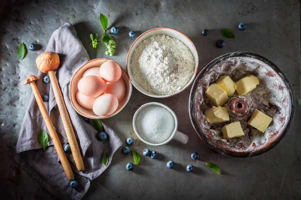 Zutaten Für Leckeren Und Hausgemachten Kuchen Mit Blauen Beeren — Stockfoto