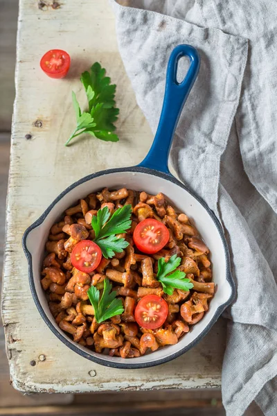 Bovenaanzicht Van Lekkere Gebakken Paddestoelen Gemaakt Van Verse Cantharellen — Stockfoto