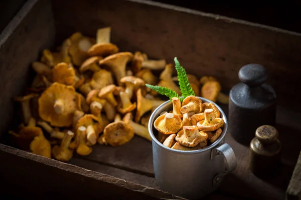 Gesunde Pfifferlinge Direkt Aus Dem Wald Holzkiste — Stockfoto