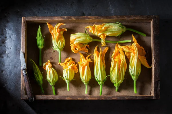 木箱においしいロースト ズッキーニの花の成分 — ストック写真