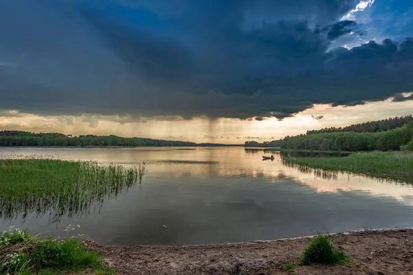 Crepúsculo Incrível Lago Verão Com Nuvens Dinâmicas — Fotografia de Stock
