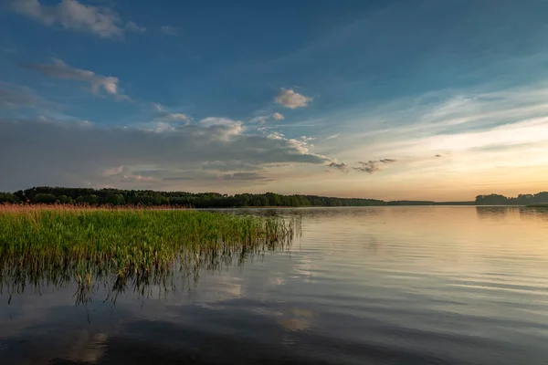 Crepúsculo Deslumbrante Lago Verão Com Nuvens Dinâmicas — Fotografia de Stock