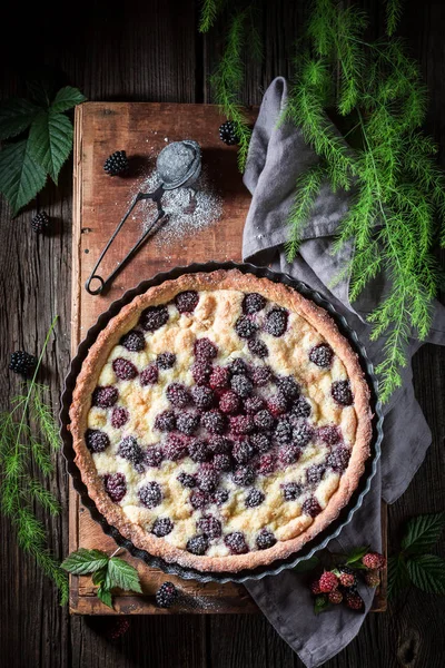 新鮮な果物の甘いブラックベリーのパイの平面図 — ストック写真