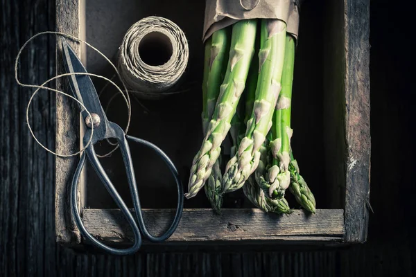 Gros Plan Asperges Vertes Ficelle Dans Une Boîte Bois — Photo