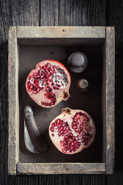 Söta Och Saftiga Granatäpple Ett Rustikt Kök — Stockfoto