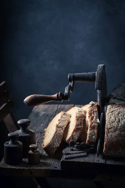 Pane Sano Fatto Casa Pane Sulla Vecchia Affettatrice — Foto Stock