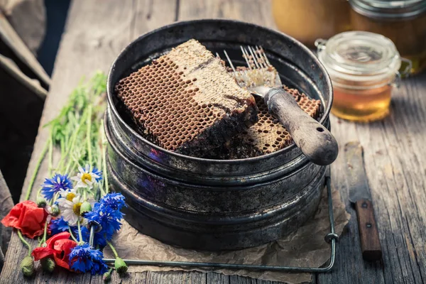 Honeycombs Honey Antique Beekeeper Tools — Stock Photo, Image