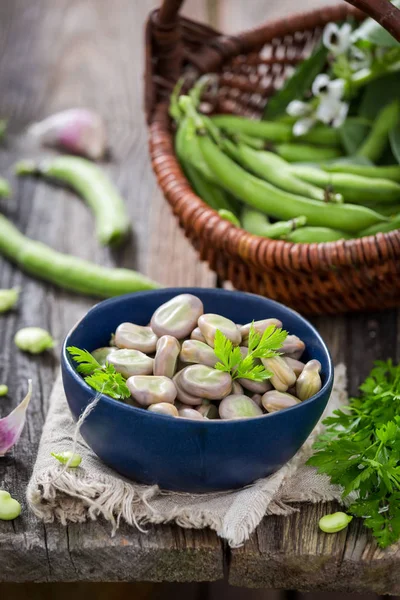 Närbild Välsmakande Bondbönor Gamla Träbord — Stockfoto