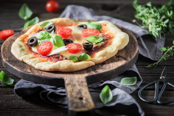 Připraven Jídlu Pizza Rajčaty Bazalkou Olivami — Stock fotografie