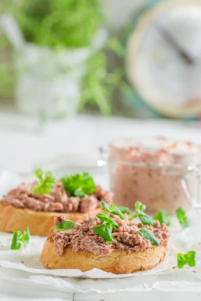 Bruschetta Casera Con Fegatini Hierbas Para Aperitivo —  Fotos de Stock