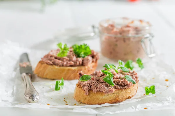 Bruschetta Fresca Gustosa Con Fegatini Erbe Aromatiche — Foto Stock