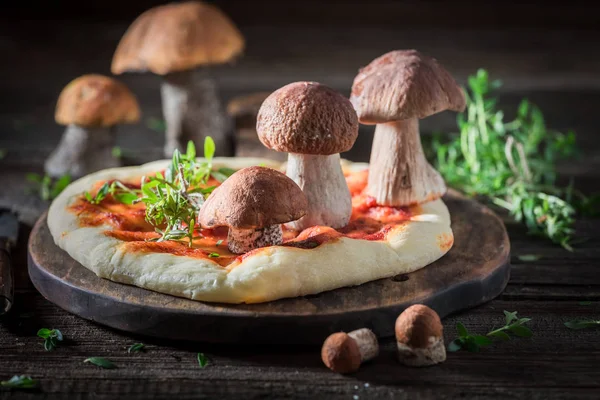 Domácí Rustikální Pizza Houbami Bylinkami — Stock fotografie