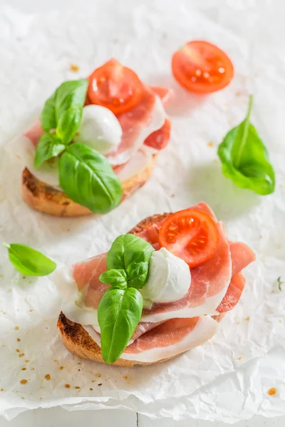 Hemmagjord Bruschetta Med Mozzarella Prosciutto Och Tomat — Stockfoto