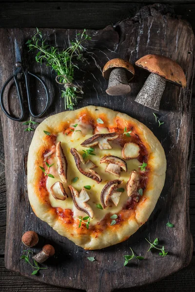 Sabrosa Casera Pizza Rústica Con Champiñones — Foto de Stock