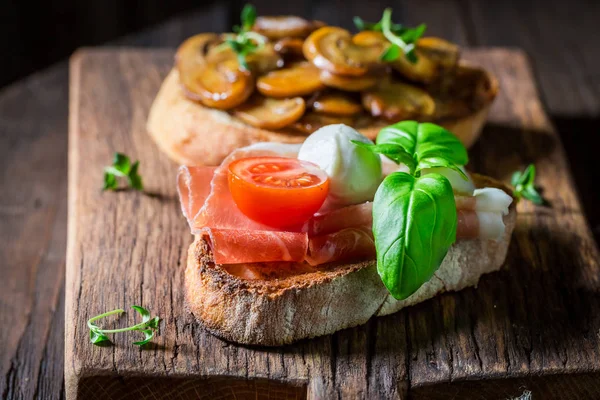 Lezzetli Yapımı Çeşitli Bruschetta Taze Malzemelerle — Stok fotoğraf