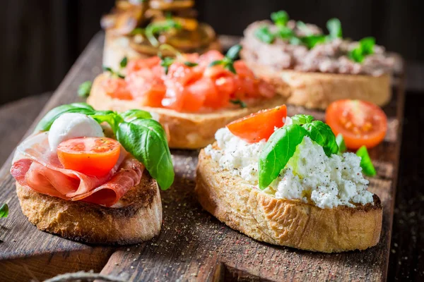 Pyszne Smaczne Mieszankę Bruschetta Starym Drewnianym Stole — Zdjęcie stockowe