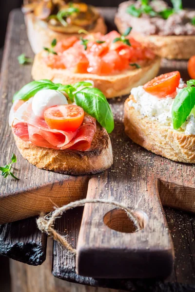 Sano Mix Bruschette Uno Spuntino Sul Tavolo Legno — Foto Stock