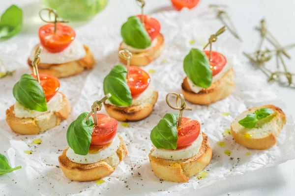 Crostini Mit Mozzarella Und Tomate Auf Weißem Papier — Stockfoto