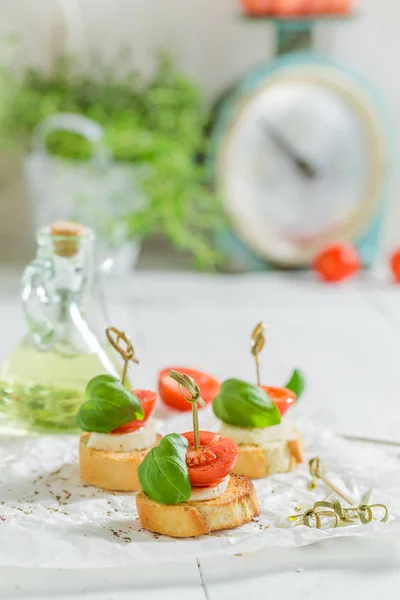 Ostre Crostini Mozzarelli Pomidorów Białym Papierze — Zdjęcie stockowe