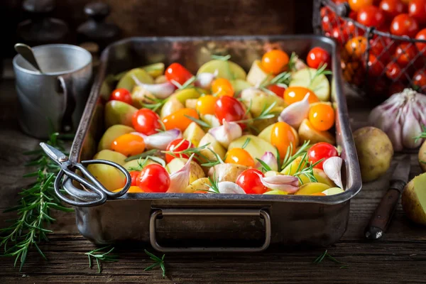 Nahaufnahme Von Zutaten Für Bratkartoffeln Mit Tomaten — Stockfoto