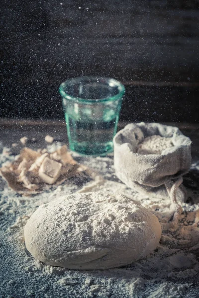 Vorbereitung Zum Backen Von Frischem Und Schmackhaftem Brotteig — Stockfoto