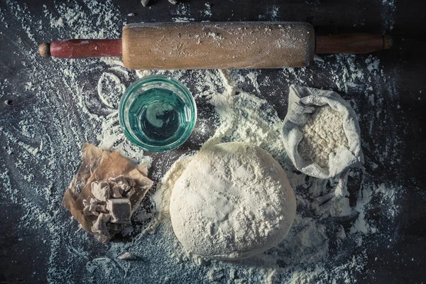 自家製のパン生地のピザを焼くための準備のトップ ビュー — ストック写真