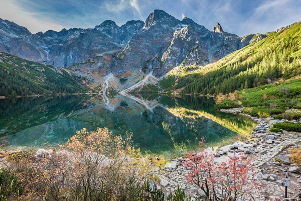 Pequeño Lago Las Montañas Amanecer Otoño Polonia — Foto de Stock