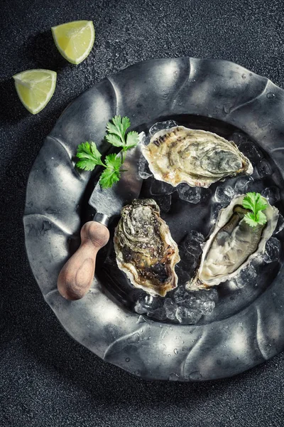 Färska Och Läckra Ostron Med Citroner Mörk Tallrik — Stockfoto