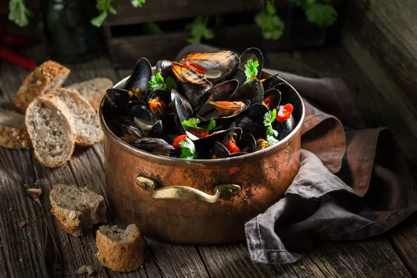 Closeup Mussels Garlic Coriander — Stock Photo, Image