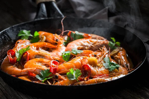 Nahaufnahme Von Garnelen Auf Pfanne Mit Petersilie Und Knoblauch — Stockfoto