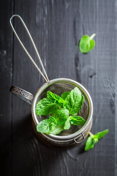 Bryggning Fräsch Och Aromatisk Grönt Gamla Träbord — Stockfoto