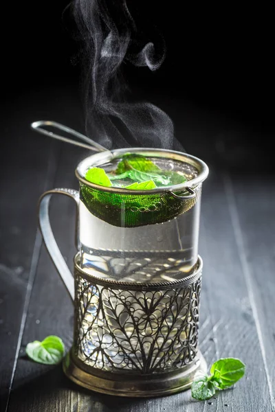 Smaczne Świeże Zielonej Herbaty Stary Czarny Stół Brewing — Zdjęcie stockowe