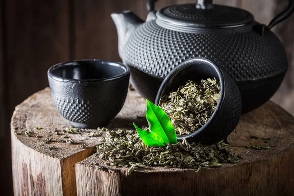 Closeup Fresh Green Tea Iron Teapot Cup — Stock Photo, Image