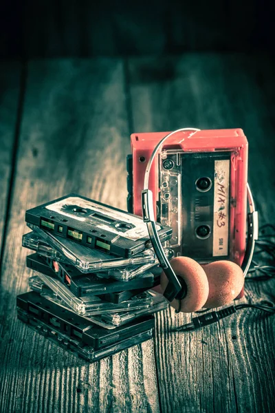 Fita Cassete Velha Com Walkman Fones Ouvido — Fotografia de Stock