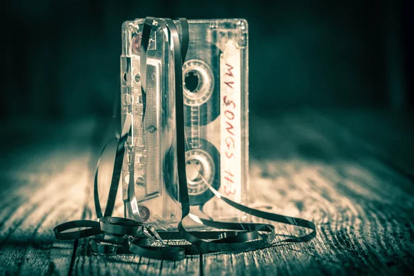 Vintage Uma Cassete Áudio Com Uma Fita Extraída — Fotografia de Stock