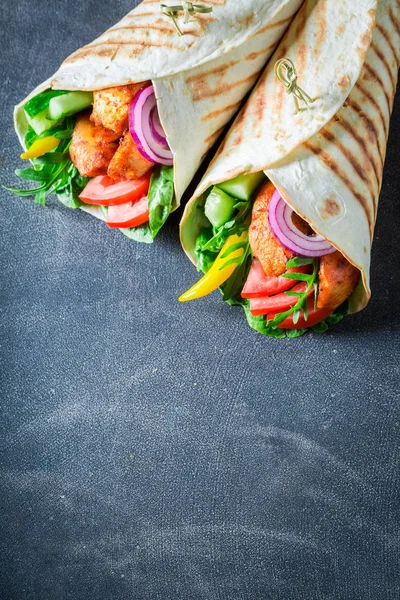 Finom Fűszeres Csirke Paradicsom Saláta Grillezett Tortilla — Stock Fotó