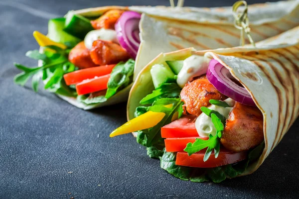 Closeup Grilovaná Tortilla Kuřecím Masem Rajčaty Salátem — Stock fotografie