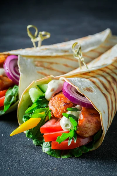 Grilled Tortilla Chicken Tomatoes Lettuce — Stock Photo, Image