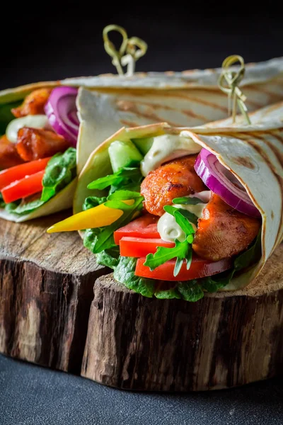 Nahaufnahme Von Gegrillten Tortilla Mit Frischem Gemüse Und Hühnchen — Stockfoto